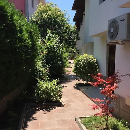 別荘 The White Complex *